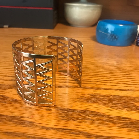 Never worn beautiful gold bracelet - Picture 2 of 2